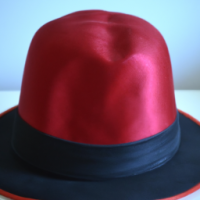 un chapeau rouge